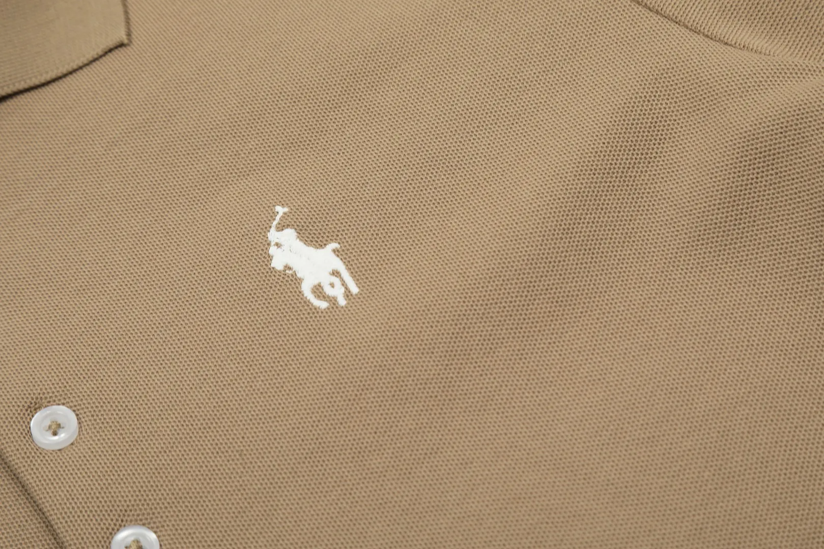 🅿️152 "Top quality" Style number: DS004# (not off the shelves all year round) [Ralph Lauren classic pony embroidered lapels women's slim fit POLO short sleeves] ✅Ralph Lauren Ralph Lauren classic basic women's all-match slim fit POLO short sleeves ✅Main supplier platform live broadcast Wholesale entities Replenish when out of stock Not off the shelves ✅ZP quality 1:1 pattern making Scan the code to enter the GF website Z cabinet quality ✅Details and quality are the only one in Guangzhou. Imported pique fabrics focus on high-end and cost-effective. Needless to say good quality. ✅The version is restored to the original order. The maximum size can be worn up to 130 pounds. Loose, comfortable and stress-free.